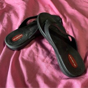 Woman’s Okabashi black Sandals Small (5-6)